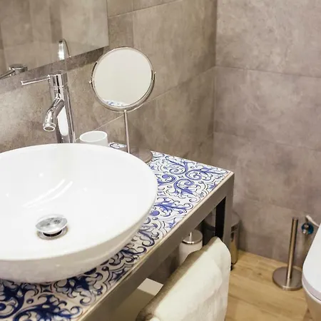 One&lux Byron * セビリア