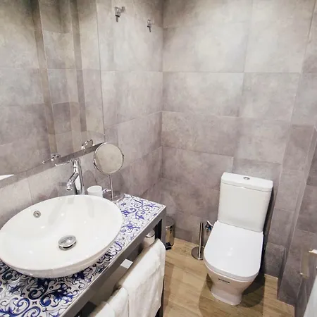 One&lux Byron * セビリア